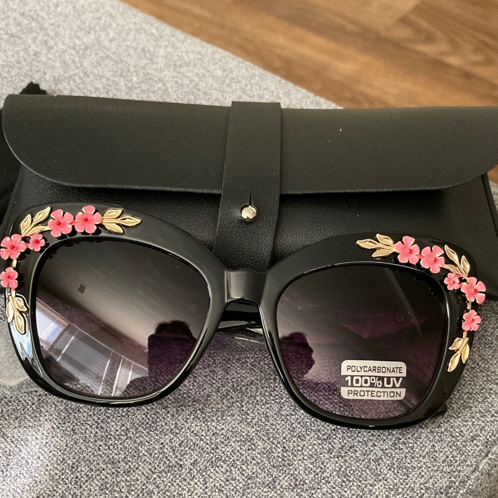 Chic Black Sunglasses with Pinky Floral Design Oversized